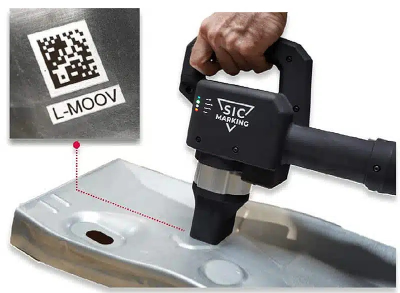 LMOOV è un incisore laser portatile per la marcatura, progettato per offrire massima flessibilità e precisione in applicazioni mobili, direttamente su pezzi di grandi dimensioni o difficilmente movimentabili.