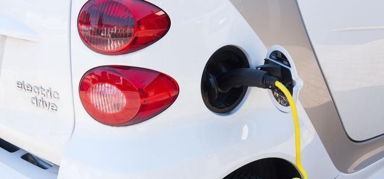 Marking of battery charger connectors on electric cars