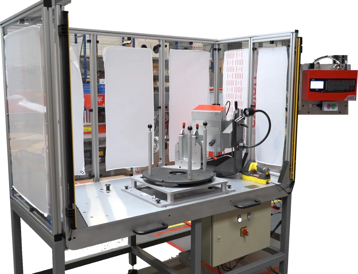 Come garantire una marcatura conforme allo standard aeronautico DT05-89, rispettando vincoli di spazio e flessibilità per pezzi di dimensioni diverse